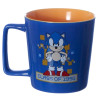 Caneca Sonic Class de 1991 com design retr e colorido, homenageando o personagem Sonic. A parte interna da caneca  laranja.