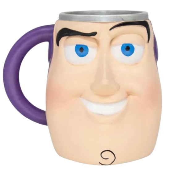 Caneca 3D de resina com o rosto do Buzz Lightyear, personagem da srie Toy Story, com detalhes em alto relevo e uma ala roxa. Ideal para colecionadores e fs do personagem.