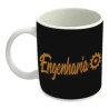 Caneca preta com a palavra "Engenharia" em amarelo e cone de engrenagem e corao, ideal para profissionais e estudantes de engenharia.