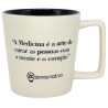 Caneca de cermica com a citao "A Medicina  a arte de curar as pessoas com a mente e o corao". O design  simples, com interior preto e exterior creme, ideal para profissionais e estudantes da rea da sade que apreciam mensagens inspiradoras.