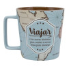 Caneca com mapa do mundo e a frase "Viajar  ter novas histrias para contar e novas fotos para mostrar", com interior marrom.