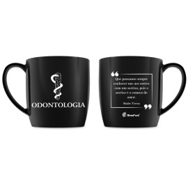 Caneca de porcelana preta com tema de Odontologia, estampada com smbolo do dente e serpente e frase "Que podemos sempre conhecer uns aos outros com um sorriso, pois o sorriso  o comeo do amor - Madre Teresa".