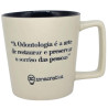 Caneca de cermica com a citao "A Odontologia  a arte de restaurar e preservar o sorriso das pessoas" e o logo "zonacriativa" na parte inferior. Ideal para profissionais e estudantes de odontologia.