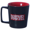 Caneca de cermica com o logotipo da Marvel, destacando-se com a palavra "MARVEL" em vermelho, rodeada por um fundo preto decorado com padres sutis da marca. O interior da caneca  vermelho, criando um contraste moderno e vibrante. Ideal para fs do universo Marvel, proporcionando um toque de estilo e poder aos seus momentos de caf ou ch.