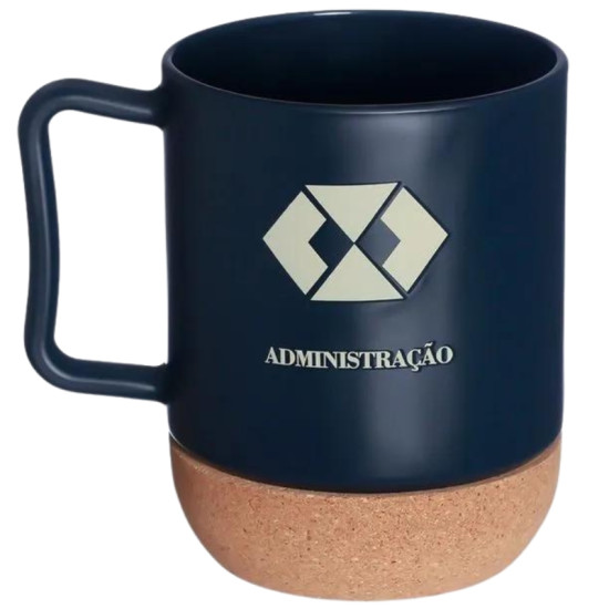 Caneca azul escura com smbolo de Administrao, base em cortica natural e alca retangular, design sofisticado.