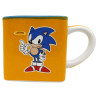 Caneca quadrada de cermica do Sonic, com a imagem do personagem sorrindo e acenando. A caneca tem a parte superior colorida em azul e verde, com o design do Sonic em amarelo, criando um visual vibrante e nico para os fs.