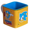 Caneca quadrada de cermica do Sonic com estampa colorida, mostrando o personagem Sonic e o logo "Sonic the Hedgehog". Possui um design nico com detalhes em amarelo e azul, ideal para colecionadores e fs do personagem.