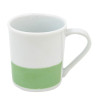 Vista traseira de caneca de porcelana branca com faixa verde, design minimalista e acabamento liso.