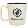 Caneca de cermica com design voltado para a Engenharia. A pea apresenta o smbolo da Engenharia, composto por uma engrenagem e um soldado com capacete, e o texto "ENGENHARIA" na parte inferior. A parte interna da caneca  preta, enquanto o corpo  de cor creme, ideal para profissionais e estudantes dessa rea.