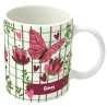 Caneca com estampa de borboleta rosa, flores e coraes, com detalhes em verde e a palavra "Simas", ideal para um presente delicado e inspirador.