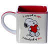 Caneca quadrada branca com interior vermelho, estampa do Snoopy segurando um corao e frase: "Uma caneca cheia de caf, um corao cheio de amor".