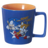 Caneca Sonic & Tails com imagem dos personagens Sonic e Tails correndo, em fundo azul e interior laranja.