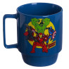 Caneca de porcelana com a ilustrao vibrante dos personagens principais dos Vingadores (Thor, Hulk, Capito Amrica e Homem de Ferro). A arte inclui o logo "Avengers Assemble" em uma base amarela, trazendo  tona a fora e unio dos heris da Marvel. Ideal para fs de quadrinhos e do universo cinematogrfico.