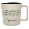 Caneca de cermica com frase inspiradora sobre a psicologia, dizendo "A Psicologia  a arte de entender a mente para chegar at o corao".