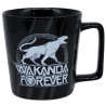 Caneca de cermica com o icnico design "Wakanda Forever", destacando uma pantera correndo e a frase imortalizada que simboliza a fora e unio de Wakanda. Perfeita para os fs do Pantera Negra, essa caneca traz elementos culturais e poderosos que remetem  majestade do reino de Wakanda, ideal para homenagear o heri e o legado de T'Challa.