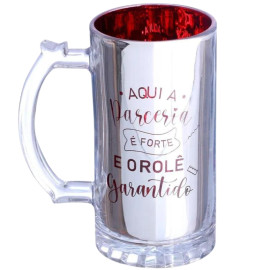 Caneca de vidro para chopp com interior vermelho metalizado e frase estampada: "Aqui a parceria  forte e o rol garantido".