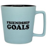 Caneca de cermica com a frase 'Friendship Goals' em destaque, expressando a ideia de amizade ideal. Seu design simples e moderno, com um toque de cor azul clara e preto,  perfeito para aqueles que valorizam conexes e momentos especiais com amigos. Ideal para presentear ou para uso dirio, trazendo estilo e positividade.