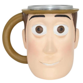 Caneca 3D de resina com o formato da parte frontal do rosto do Woody, personagem de Toy Story, com chapu de cowboy e acabamento metlico no topo. Ala marrom e detalhes detalhados, perfeita para fs e colecionadores do personagem.