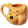 Caneca 3D de porcelana no formato do rosto do ursinho Pooh. A caneca  amarela e apresenta um design detalhado, com os olhos, nariz e sorriso do personagem visveis. Ideal para fs do Pooh e para uso dirio.