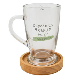 Caneca de vidro com frase estampada "Depois do caf eu me expresso", acompanhada de um suporte de madeira.