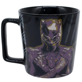 Caneca de cermica com um design vibrante e detalhado do Pantera Negra, apresentando o heri em sua icnica roupa roxa e dourada. A arte captura o esprito de Wakanda com uma imagem ousada e energtica, perfeita para os fs do Marvel Cinematic Universe. Ideal para presentear ou para usar no seu dia a dia, essa caneca  uma homenagem ao personagem de T'Challa.