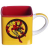 Vista traseira de caneca quadrada amarela com interior vermelho, estampa do Homem de Ferro em pose dinmica e design temtico da Marvel.