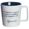 Caneca de cermica com uma citao inspiradora sobre o Direito: "O Direito  a arte de manter o equilbrio entre a justia e a lei". A parte interna da caneca  preta, enquanto o corpo  de cor creme. Na parte inferior, o logo da "zonacriativa" tambm est estampado. Ideal para estudantes e profissionais da rea jurdica.