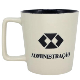 Caneca de cermica com o logo e a palavra "ADMINISTRAO" estampada em preto. Seu interior  preto, criando um contraste elegante com o exterior de tom creme. Ideal para estudantes e profissionais da rea de Administrao, que apreciam um design simples e sofisticado.