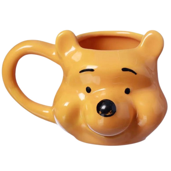 Caneca 3D de porcelana no formato do rosto do ursinho Pooh, com detalhes na boca, nariz e olhos. A caneca tem uma cor amarela vibrante e  ideal para fs do personagem.