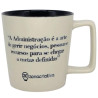 Caneca de cermica com a citao "A Administrao  a arte de gerir negcios, pessoas e recursos para se chegar a metas definidas" estampada na parte externa. A base e a borda interna da caneca so pretas, enquanto o restante da caneca  de cor creme. Tambm exibe o logo da "zonacriativa" abaixo da citao. Ideal para estudantes e profissionais de administrao, oferecendo uma reflexo sobre o conceito da rea.