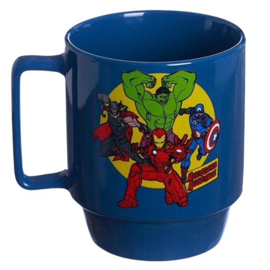 Caneca de porcelana com a ilustrao vibrante dos personagens principais dos Vingadores (Thor, Hulk, Capito Amrica e Homem de Ferro). A arte inclui o logo "Avengers Assemble" em uma base amarela, trazendo  tona a fora e unio dos heris da Marvel. Ideal para fs de quadrinhos e do universo cinematogrfico.