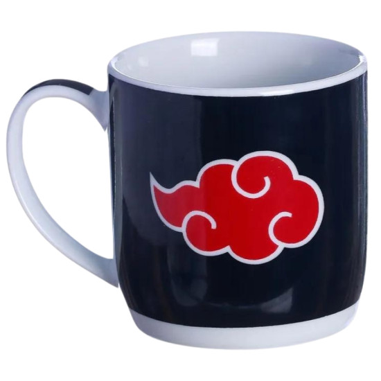 Caneca preta com o smbolo vermelho da nuvem, caracterstica da organizao Akatsuki, de Naruto, perfeita para fs do anime.