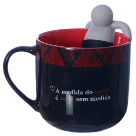 Caneca de cermica com a frase "A medida do amor  amar sem medida", acompanhada de um mini boneco que se encaixa na borda da caneca. Design moderno e divertido, ideal para presentear com um toque de carinho.