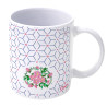 Caneca com estampa de flores delicadas em cores suaves, acompanhada de padres geomtricos azuis, ideal para quem aprecia design elegante e flores.