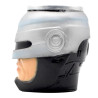 Caneca 3D de resina com design detalhado da lateral do rosto de RoboCop. Apresenta uma construo meticulosamente trabalhada, com o capacete prateado e a face do personagem em um estilo realista, perfeita para fs e colecionadores de produtos inspirados em filmes clssicos.