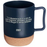 Vista traseira de caneca azul escuro com base em cortica natural, alca retangular e frase estampada: "A Administrao e a arte de gerenciar negcios, pessoas e recursos para se chegar a metas definidas".