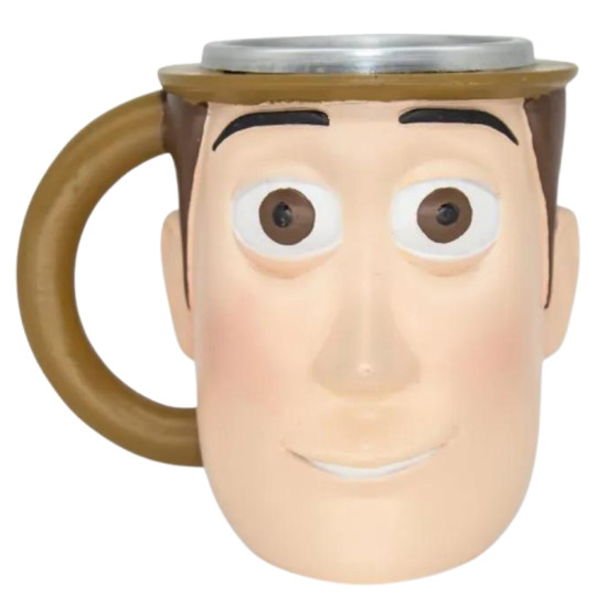 Caneca 3D de resina com o formato da parte frontal do rosto do Woody, personagem de Toy Story, com chapu de cowboy e acabamento metlico no topo. Ala marrom e detalhes detalhados, perfeita para fs e colecionadores do personagem.