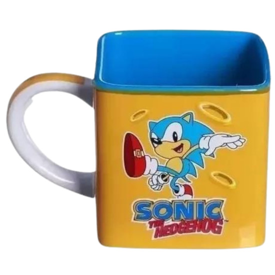 Caneca quadrada de cermica com estampa do Sonic, o ourio, em cores vibrantes de amarelo e azul, com o logo "Sonic the Hedgehog". Ideal para fs do personagem de videogame, com design divertido e nico.